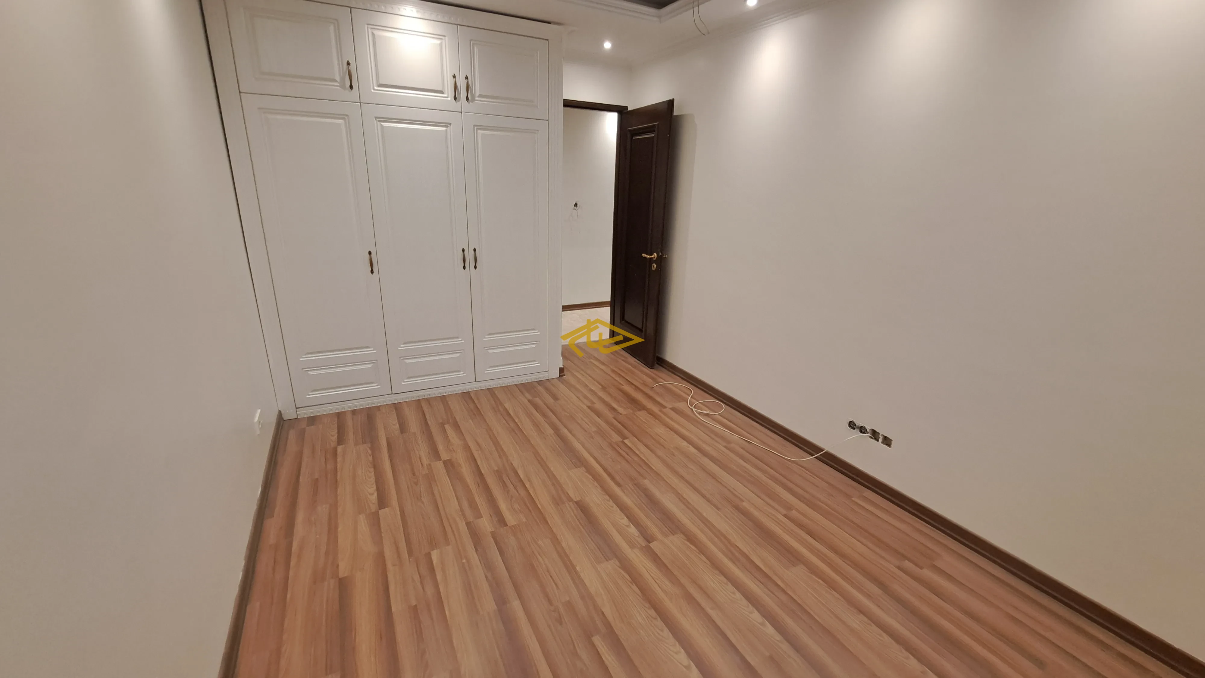 اجاره آپارتمان ۳۳۰ متری ۴ خوابه در ولنجک | رهن کامل تک‌واحدی لوکس املاک ساسان