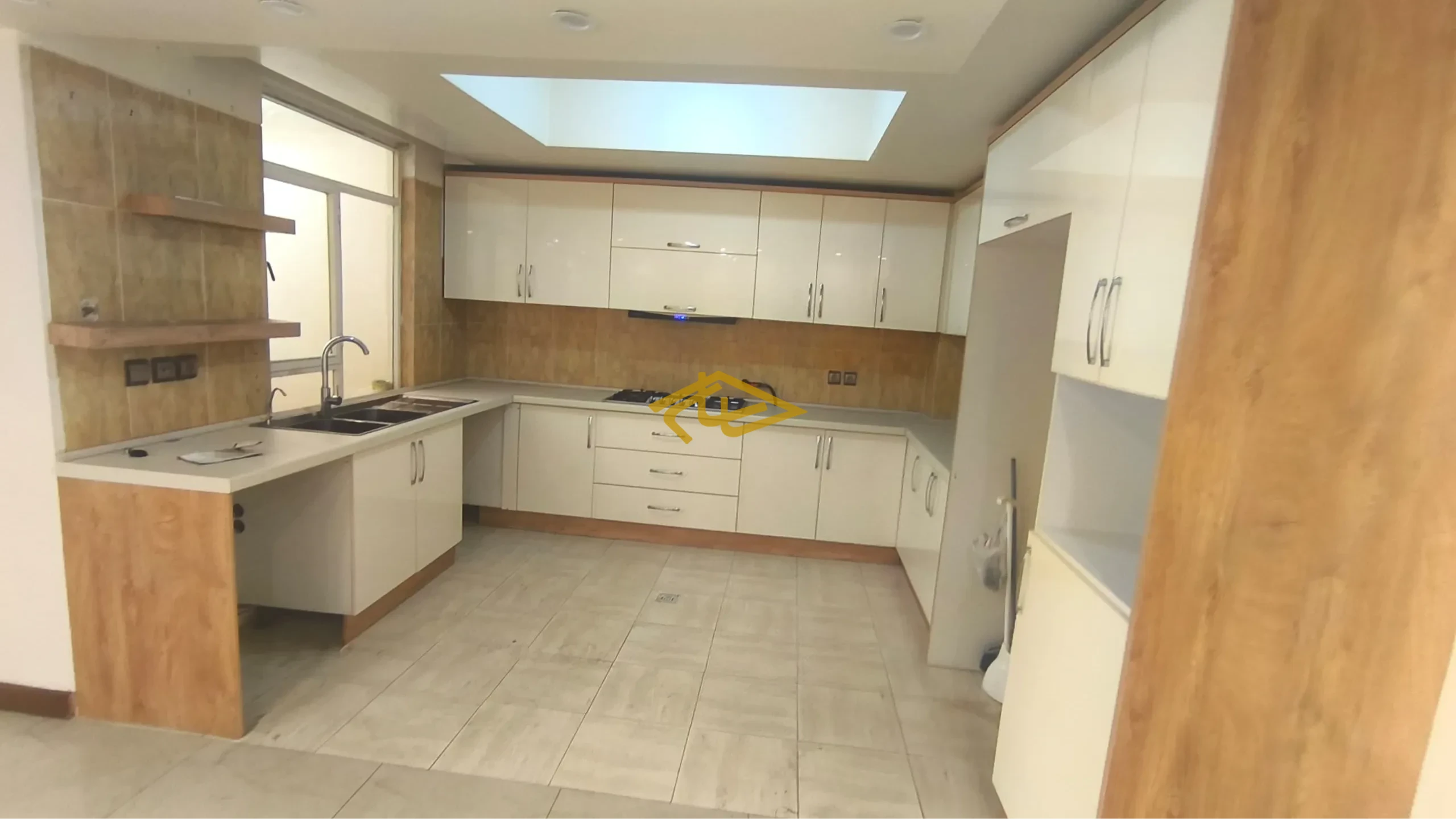 اجاره آپارتمان ۱۹۵ متری ۳ خواب مستر در زعفرانیه | طبقه آخر | نور شمال و جنوب