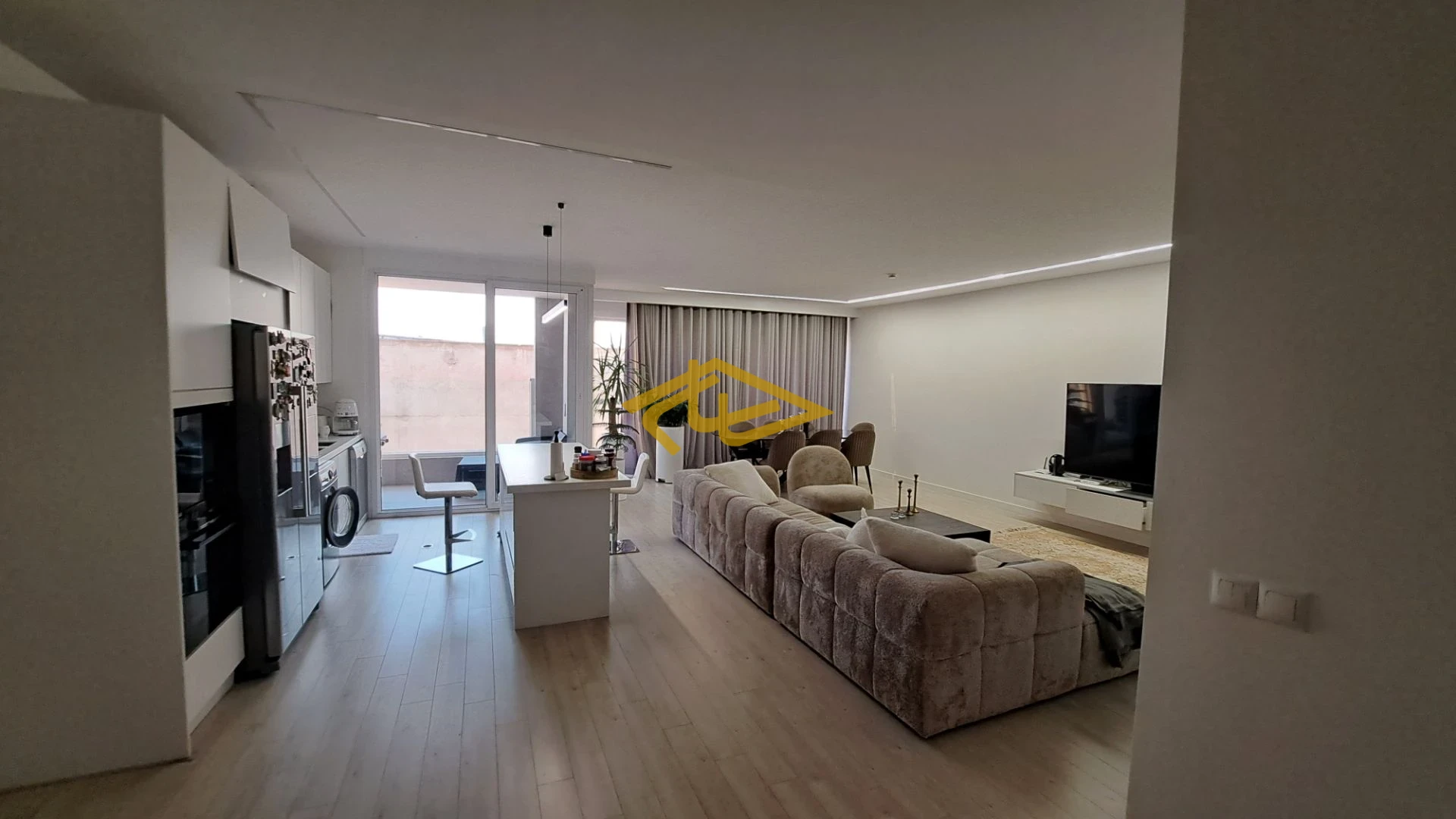 فروش آپارتمان ۱۳۲ متری در ولنجک | دو خواب مستر، نورگیر عالی