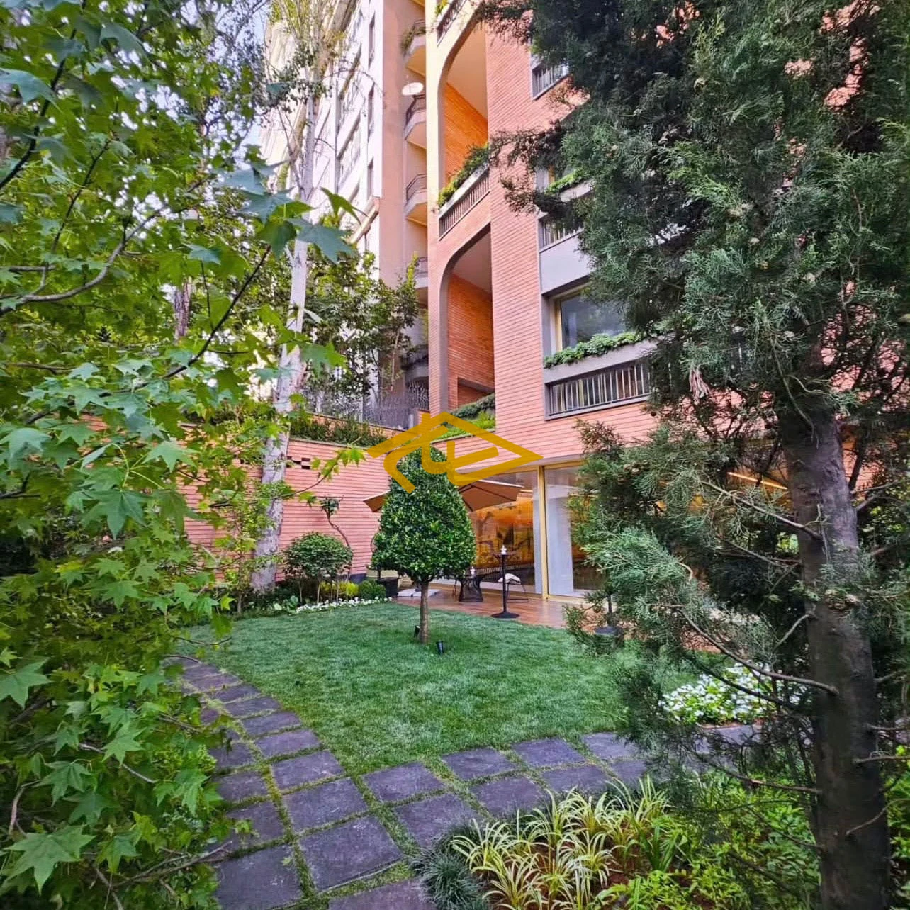 حیاط ساختمان شماره 18 کوهیار