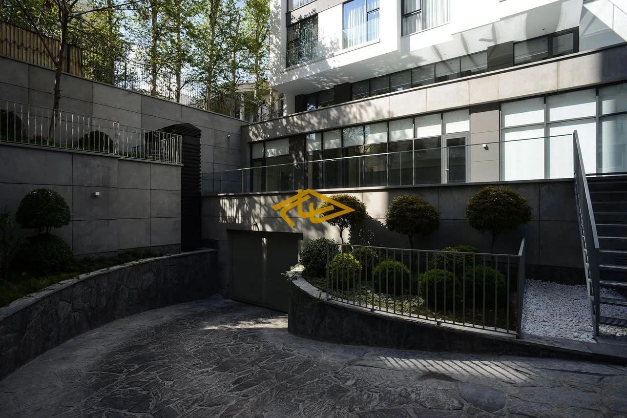 فضای سبز ساختمان گوهر کامران